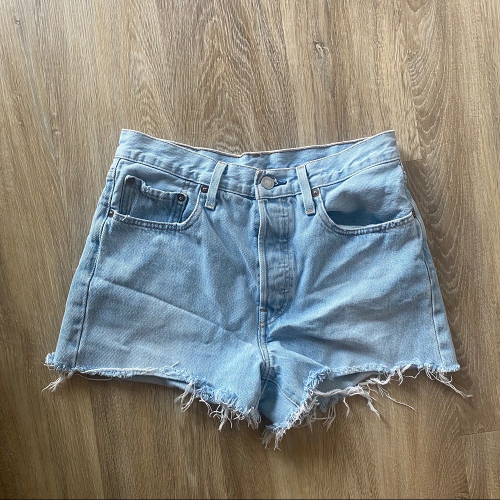 2 Levi cut off Jean shorts - Picture 2 of 7